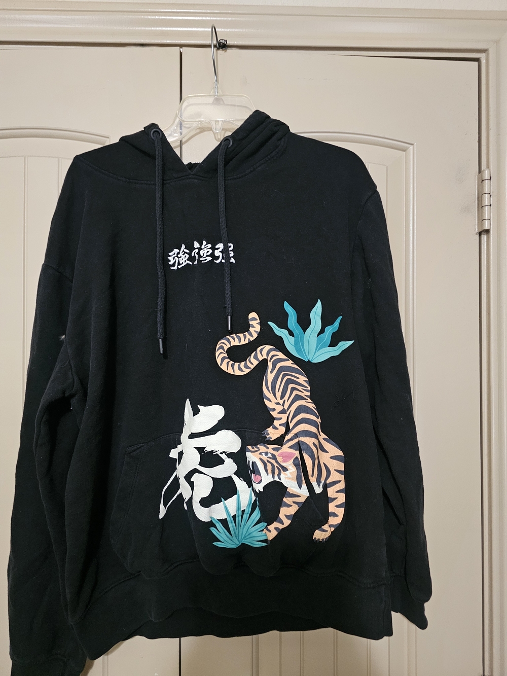 Men's Black Crewneck Hoodie Sweatshirt with Tiger Graphic